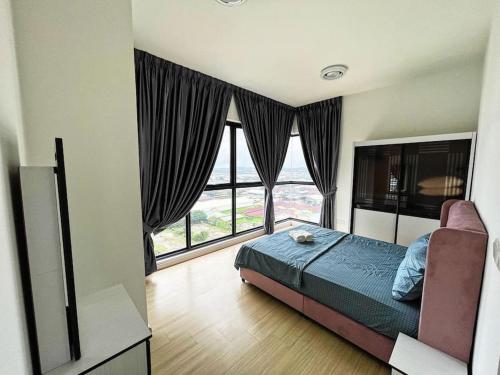 een slaapkamer met een bed en een groot raam bij Cozy & Comfy Home Dsara Sentral Opposite MRT in Sungai Buluh