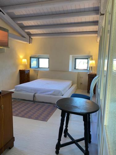 una piccola camera con letto e tavolo di Charming retreat in the sicilian countryside a Vittoria
