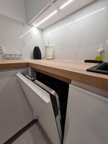 an empty kitchen with a counter and a drawer at Gdynia Główna Apartament in Gdynia