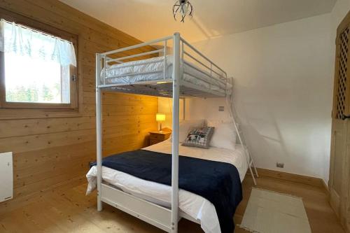 Villard-sur-DoronにあるLa Perle des Alpes C10 Apart.4* #Yolo Alp Homeのキャビン内の二段ベッド1台が備わるベッドルーム1室を利用します。