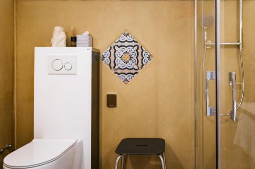 a bathroom with a toilet and a shower at Hotel Signum in Malfa
