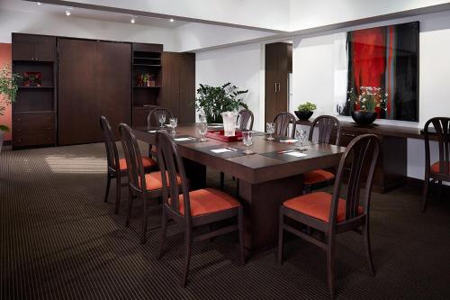 a dining room with a table and chairs at Hotel Ruby Foo's in Montréal