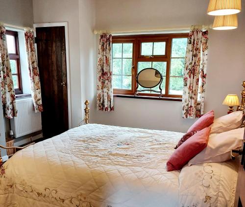 Ein Bett oder Betten in einem Zimmer der Unterkunft The Captain's Cottage at Climping
