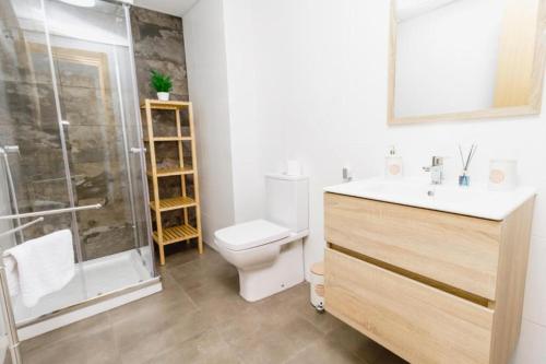 une salle de bain avec toilettes, douche et lavabo dans l'établissement Expoholidays - Primera línea de playa Villapepita PARKING gratis, à Almería