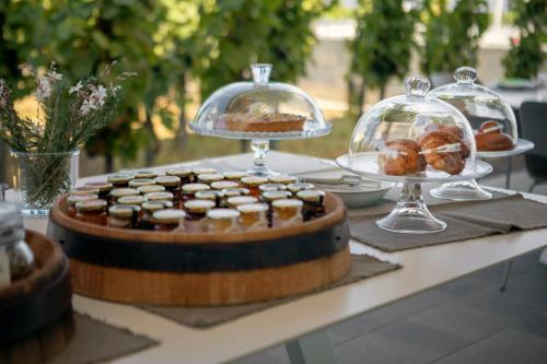 un tavolo con un vassoio di cioccolato e pasticcini sopra di Tenuta di Castellaro Winery & Resort a Città di Lipari