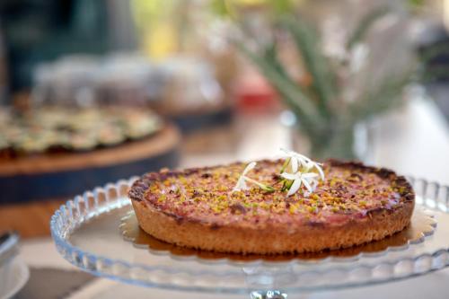 una torta appoggiata su un piatto su un tavolo di Tenuta di Castellaro Winery & Resort a Città di Lipari