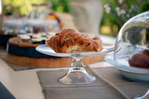 un tavolo con un piatto di cibo su un tavolo di Tenuta di Castellaro Winery & Resort a Città di Lipari