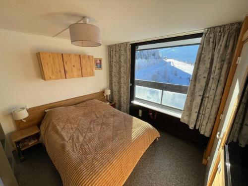 a bedroom with a bed and a large window at Appart 4 pièces, 10 pers, au pied des pistes, Les Menuires, animaux admis, wifi - FR-1-574-3 in Les Menuires