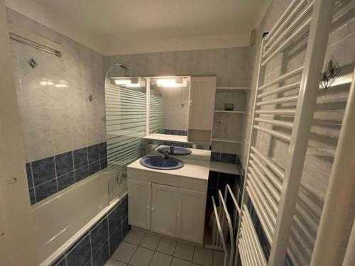a small bathroom with a sink and a bath tub at Appart 4 pièces, 10 pers, au pied des pistes, Les Menuires, animaux admis, wifi - FR-1-574-3 in Les Menuires