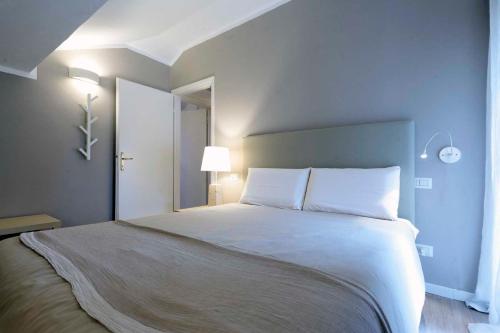 a bedroom with a large bed with white pillows at Agriturismo Tenuta "Il Cigno" in Villanterio