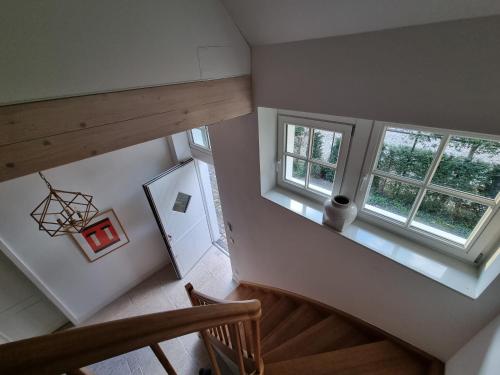 an overhead view of a staircase with two windows at Thuers im Busch - Upkammer in Münster