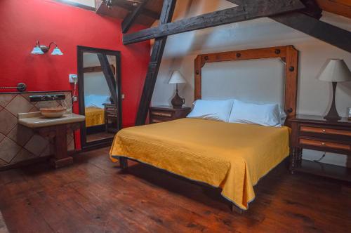 een slaapkamer met een bed en een spiegel bij Casa de los Arcángeles in San Cristóbal de Las Casas