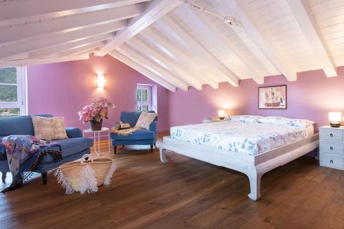 een slaapkamer met een groot bed en paarse muren bij Isola Bella Apartments - Via Villa 28 in Stresa