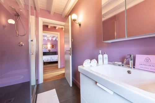 een badkamer met een wastafel en een douche in de kamer bij Isola Bella Apartments - Via Villa 28 in Stresa