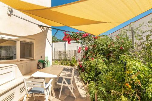 Can Juancho: casita de playa en la Costa dorada