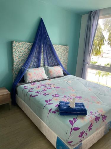 a blue bedroom with a bed with a blue canopy at Atlantis Condo Resort jomtien in Jomtien Beach