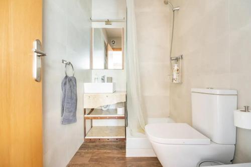 een kleine badkamer met een toilet en een wastafel bij Can Juancho: casita de playa en la Costa dorada in Tarragona
