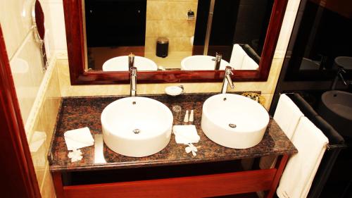 Ett badrum på Pirogue Lodge