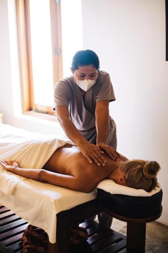 a woman getting a massage from a therapist at Aditya Resort in Hikkaduwa