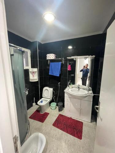 a man taking a picture of a bathroom at Cité Jardin - Appartement Martil avec Climatisation in Martil