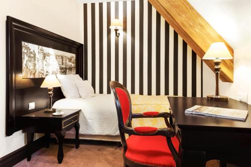 a hotel room with a bed and a desk with a desk at Hotel Gdańsk Boutique in Gdańsk