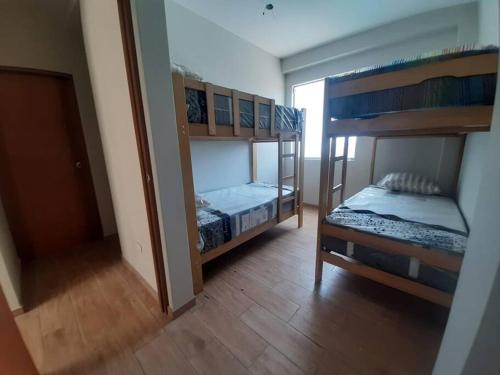 מיטה או מיטות קומותיים בחדר ב-Hermosa Casa de Playa km 90.5