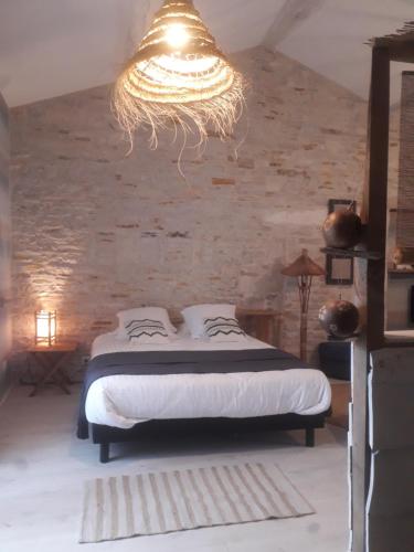 Tempat tidur dalam kamar di Au Domaine du Petit Cercoux