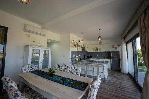 Η κουζίνα ή μικρή κουζίνα στο Stayr Somabay - Bay Life Home Rentals