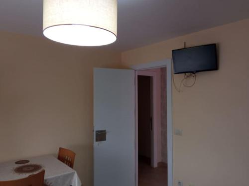 Televízia a/alebo spoločenská miestnosť v ubytovaní Bueu: studio Con vistas al mar- 1 room - 2 persons
