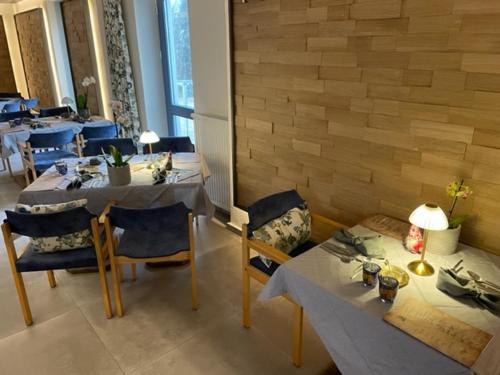 a dining room with tables and chairs in a restaurant at Hotel Kreuzbergbaude beim Berzdorfer See mit Wohlfühl Sauna in Görlitz