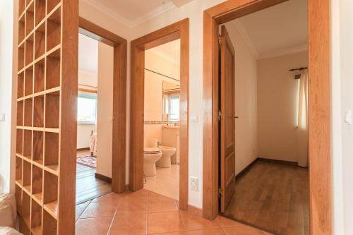 een hal met een badkamer met een toilet en een deuropening bij Best Houses 09 - Peniche Steps from The Beach in Peniche