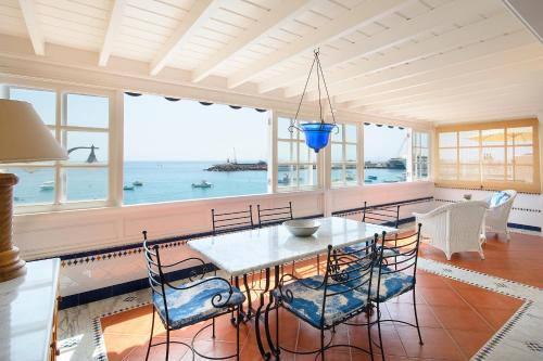 uma sala de jantar com vista para o oceano em Casa Lola y Elena - Playa Blanca, Lanzarote em Playa Blanca