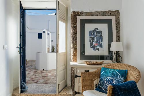 a living room with a chair and a mirror at Casa Rural Caleton del Golfo in El Golfo