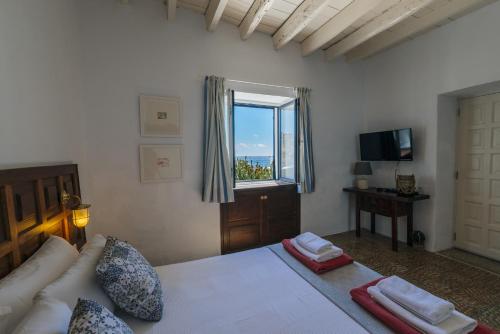- une chambre avec un grand lit et une fenêtre dans l'établissement Casa Rural Caleton del Golfo, à El Golfo