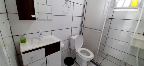 Baño pequeño con aseo y lavamanos en KITNET k1 em TORRES-RS - Na mais bela praia Gaúcha - cozinha - banheiro - ar condicionado - Smart TV 32' Android Apps Youtube - Netflix - Prime Vídeo e Wi-Fi - Estacionamento - Acomoda até 4 pessoas - Anfitriã Superhost no BnB, en Torres