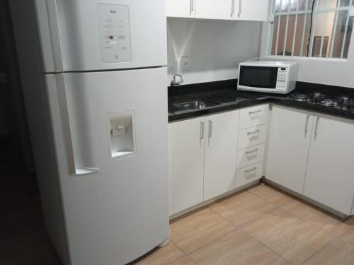 Η κουζίνα ή μικρή κουζίνα στο Casa perto praia V