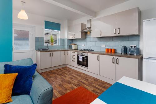 Kjøkken eller kjøkkenkrok på Air Host and Stay - Hornsey Road - 5 bedroom, 4 bathroom, sleeps 10