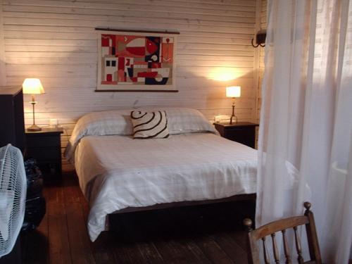 Una cama o camas en una habitación de Terracota y Chocolate