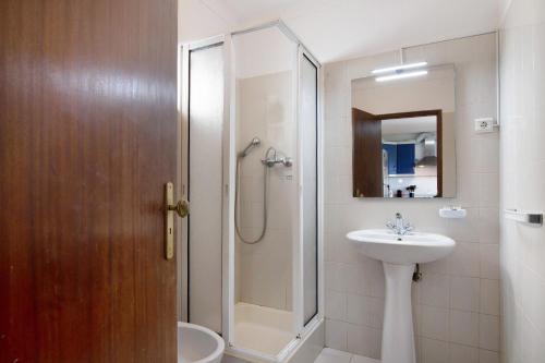 La salle de bains est pourvue d'une douche, d'un lavabo et de toilettes. dans l'établissement Casa do Poco, à Armação de Pêra