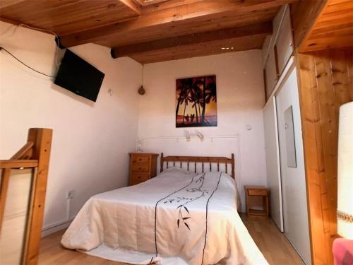 une chambre avec un lit et une télévision à écran plat dans l'établissement Charmant pavillon à Port Leucate, 4 pers., plage et commerces à proximité, parking privé - FR-1-81-138, à Port-Leucate