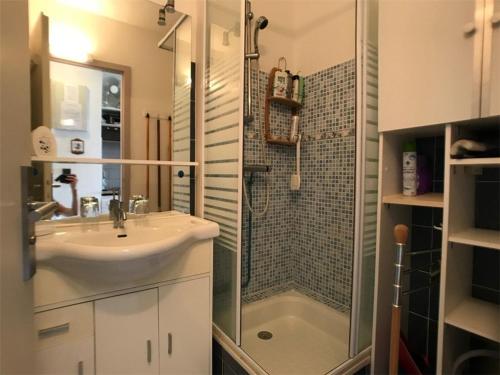 Et badeværelse på Appartement T2 - 4 Pers, Plage à 150m, Wifi, Parking Privé, Terrasse, Plancha - FR-1-81-258