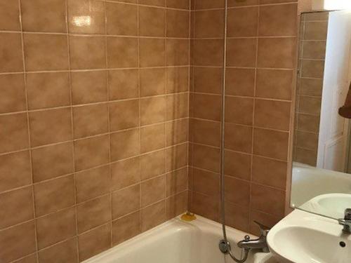 une salle de bain avec un lavabo, une baignoire et des toilettes dans l'établissement Appartement T3 en Bord de Mer à Port Barcarès - 5 Couchages, Plage à 50m, Proche Commerces - FR-1-81-205, à Port-Leucate