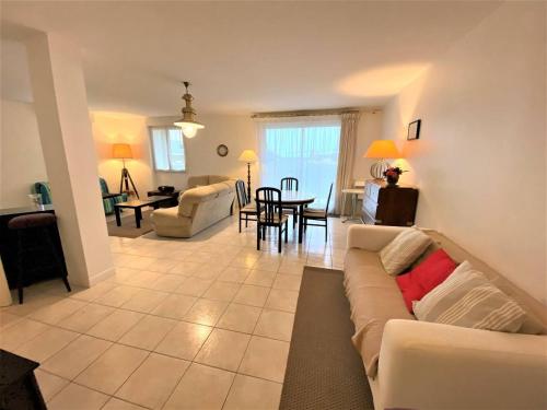 un salon avec un canapé et une table dans l'établissement Appartement neuf en rez-de-chaussée à 50m de la plage Coz-Pors à Trégastel - FR-1-368-17, à Trégastel