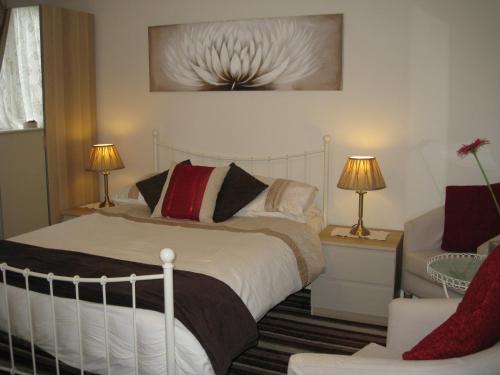 A bed or beds in a room at Trough Ivy House B&B 