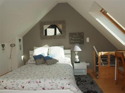 une chambre avec un lit dans un grenier dans l'établissement Maison d'architecte à Ploumanac'h avec superbe vue mer - FR-1-368-15, à Perros-Guirec