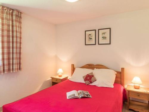セレ・シュヴァリエにあるAppartement La Salle-les-Alpes, 3 pièces, 7 personnes - FR-1-330F-23のベッドルーム1室(赤いベッド1台、本付)