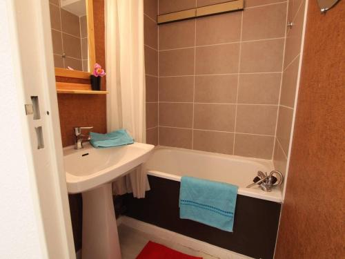 Koupelna v ubytování Appartement Puy-Saint-Vincent, 1 pièce, 4 personnes - FR-1-330G-45