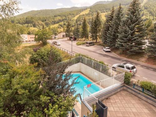 une piscine au milieu d'une route dans l'établissement Appartement lumineux 3 pièces proche télécabine et commerces avec piscine chauffée - FR-1-330F-34, à Serre Chevalier