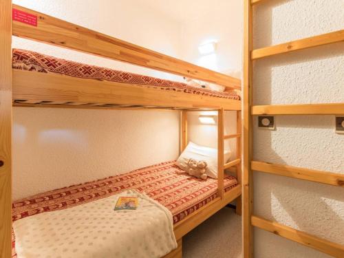 a bedroom with two bunk beds in a room at Appartement Serre Chevalier, 1 pièce, 4 personnes - FR-1-330F-57 in Serre Chevalier