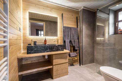 a bathroom with a sink and a shower at Muntanyos by Totiaran in Naut Aran
